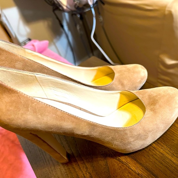 4” heel, perfect for dress up or down; true to size - Picture 3 of 5